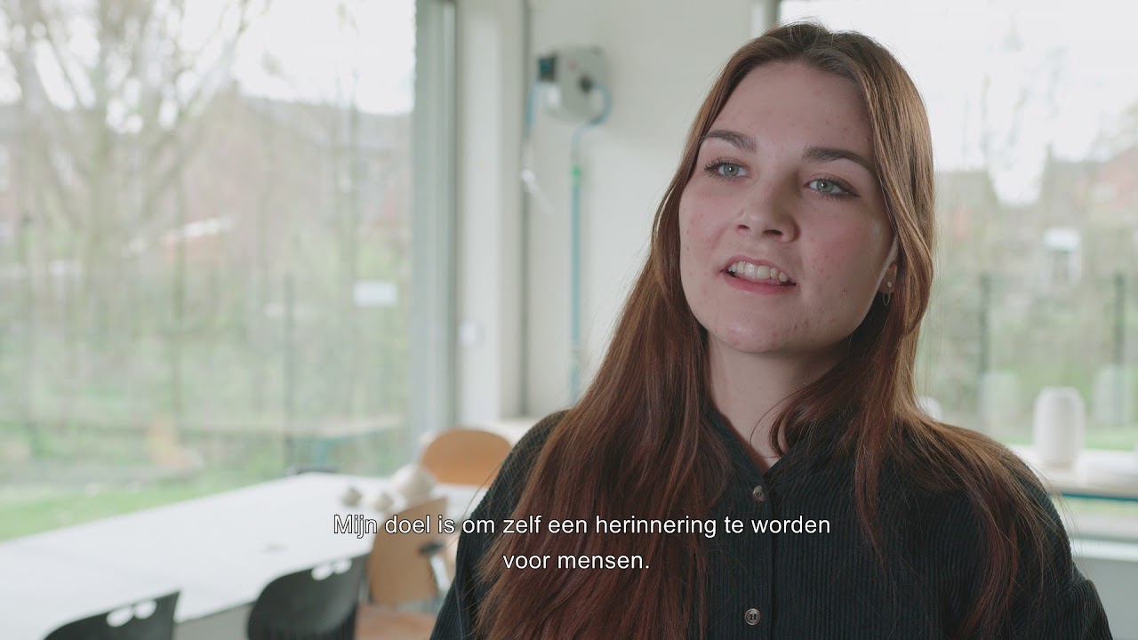 Student keramiek tatoeëert urnen