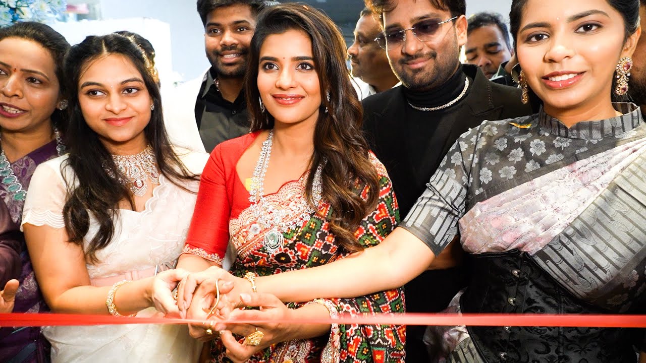 Actress Aishwarya Rajesh Inaugurates Visista Gold and Diamonds Store at Jubilee Hills