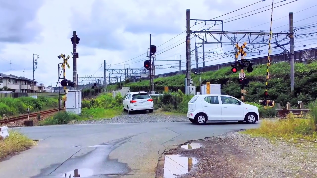 掛川駅の隣の踏切。 Level crossing next to Kakegawa station.