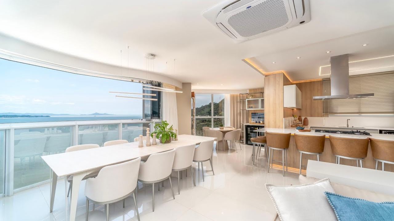 Um dos melhores apartamentos frente mar de Balneário Camboriú, no 32° andar, finamente mobiliado.