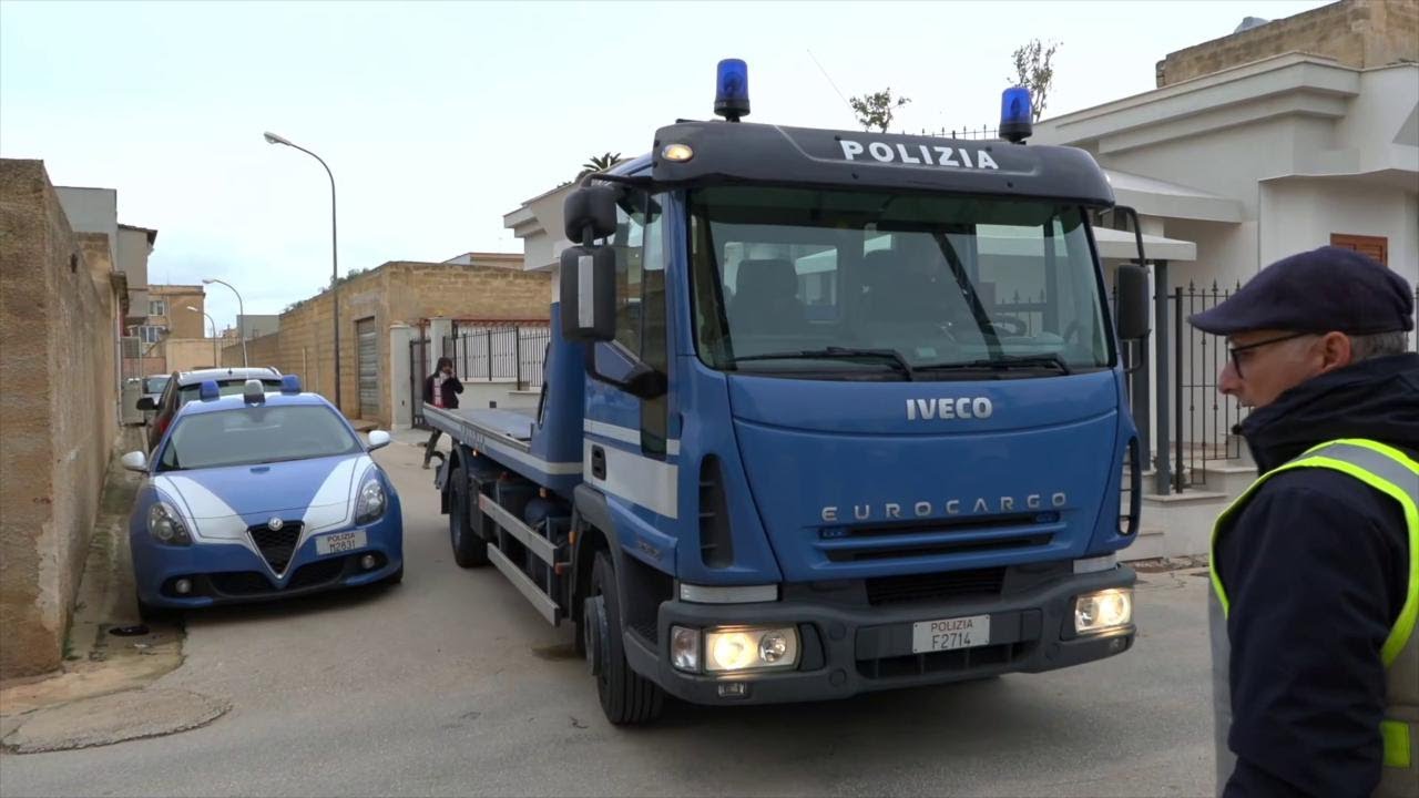 Messina Denaro, il carro attrezzi della Polizia rimuove la sua auto a Campobello