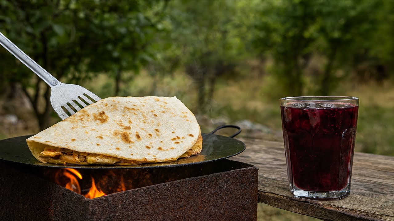 Деревенский куриный донер на саже с тутовым компотом и пастушьим салатом