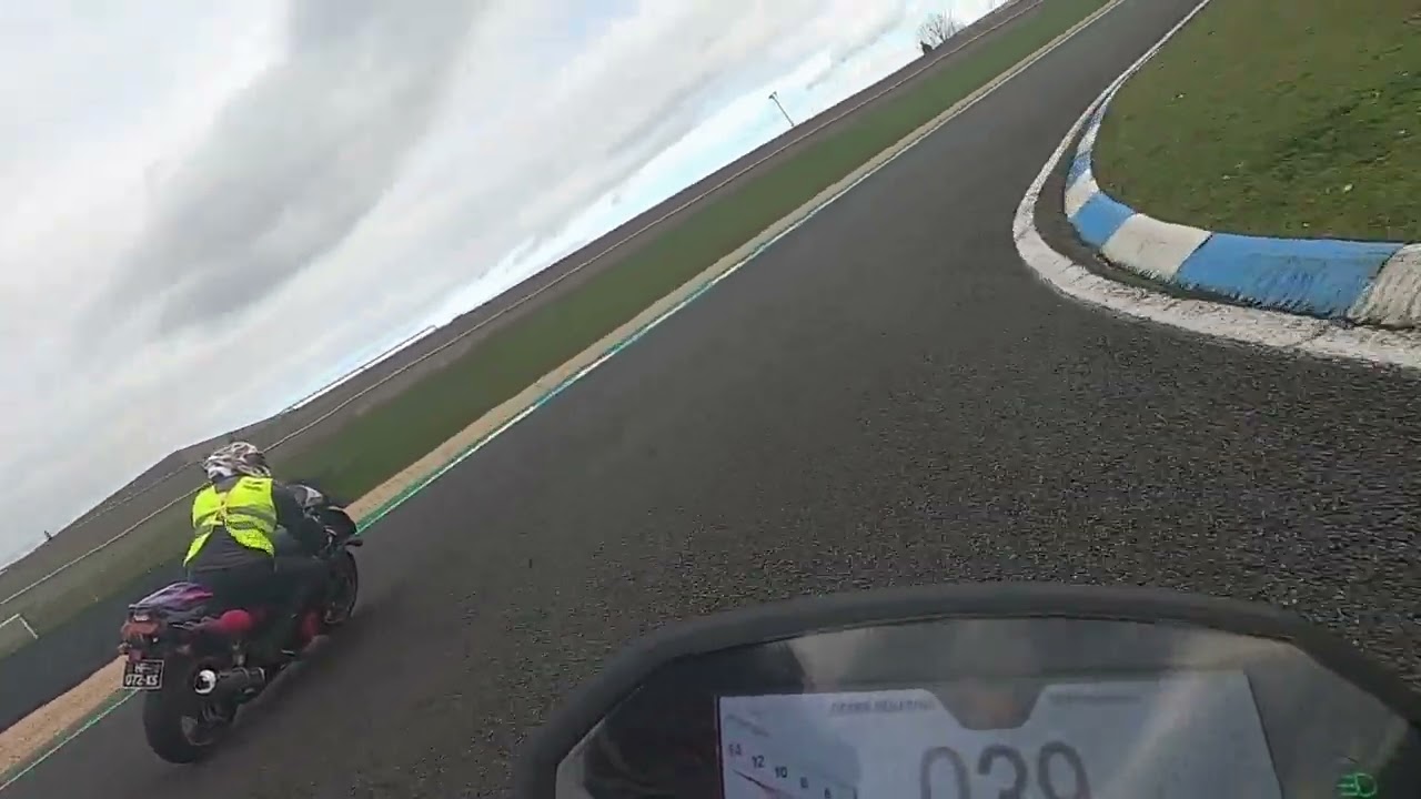 Gégé chute à la parabolique