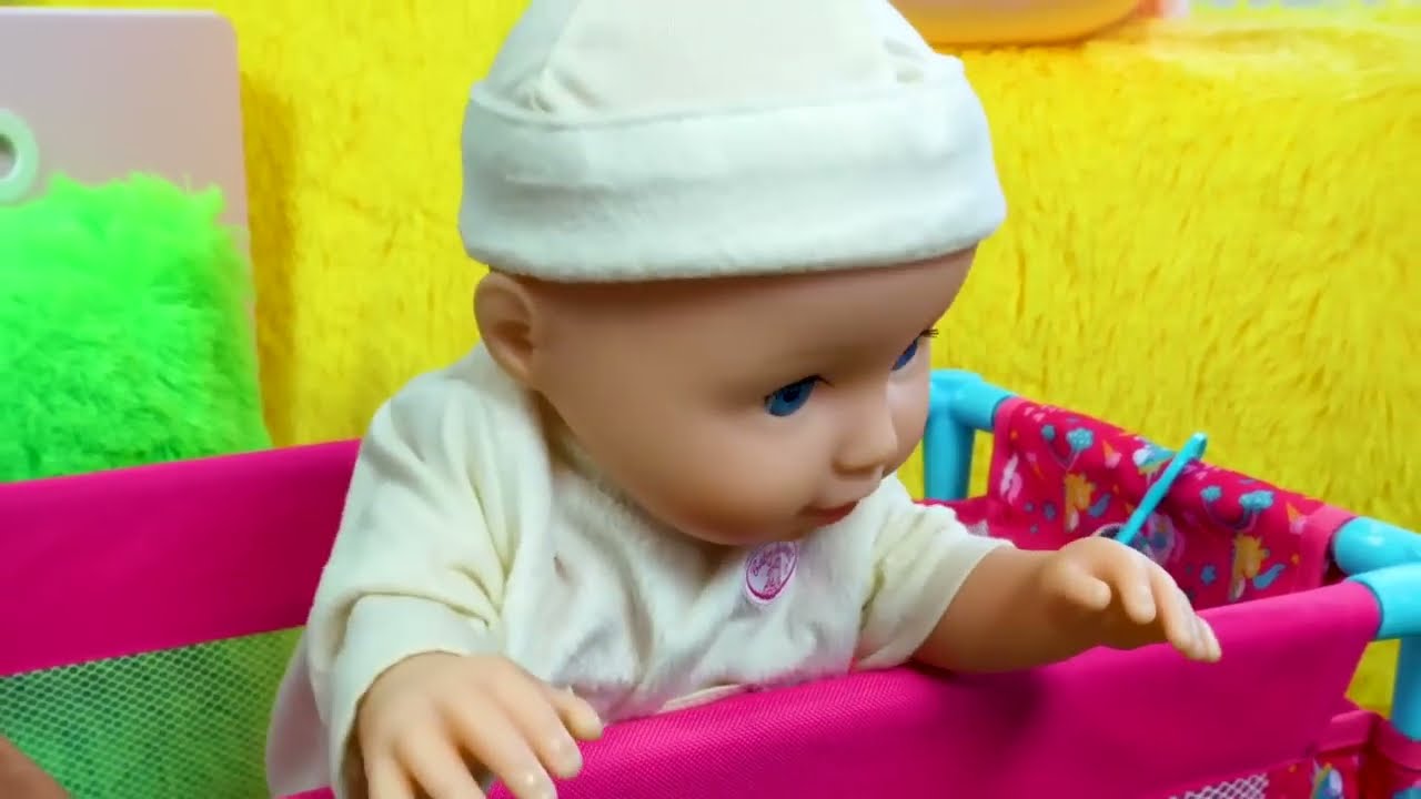 Baby Annabell doll morning routine & baby dolls feeding with toy food.