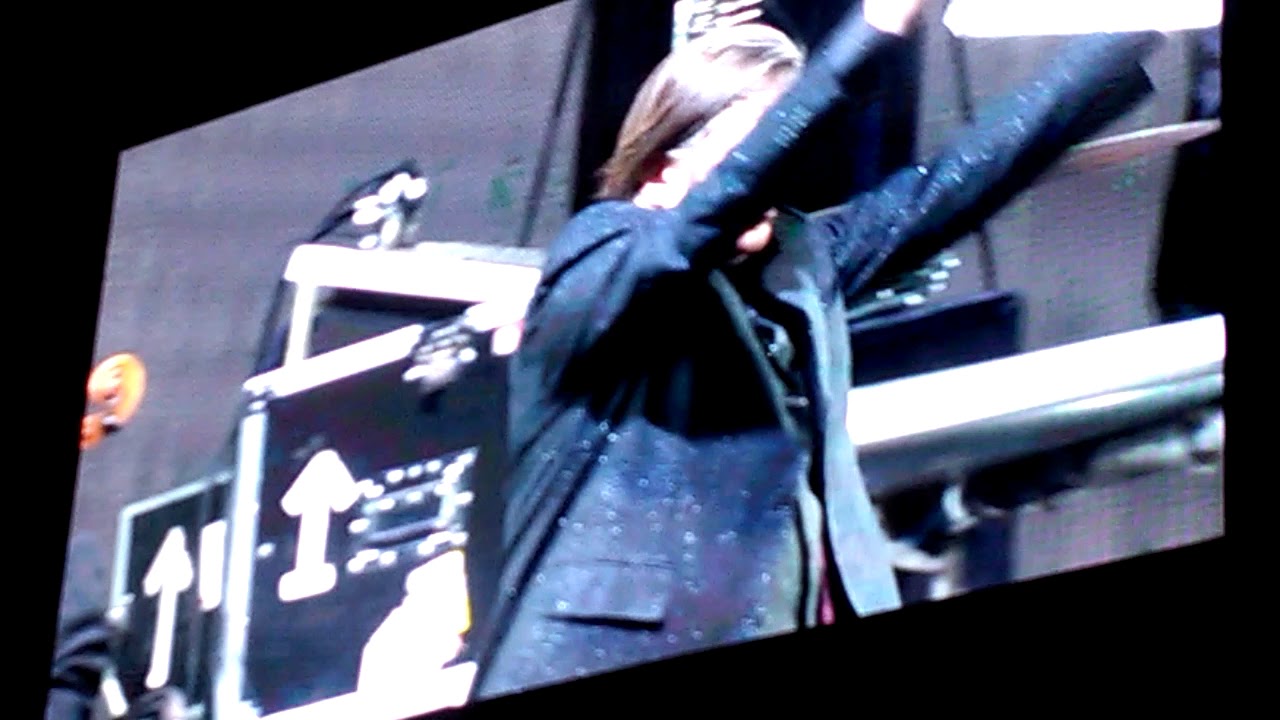 Einst&uuml;rzende Neubauten playing and performing 