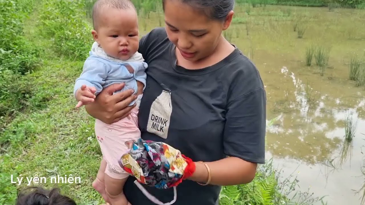 Baby is in danger to stay with her sister, sister is happy to be, she bought a new shirt