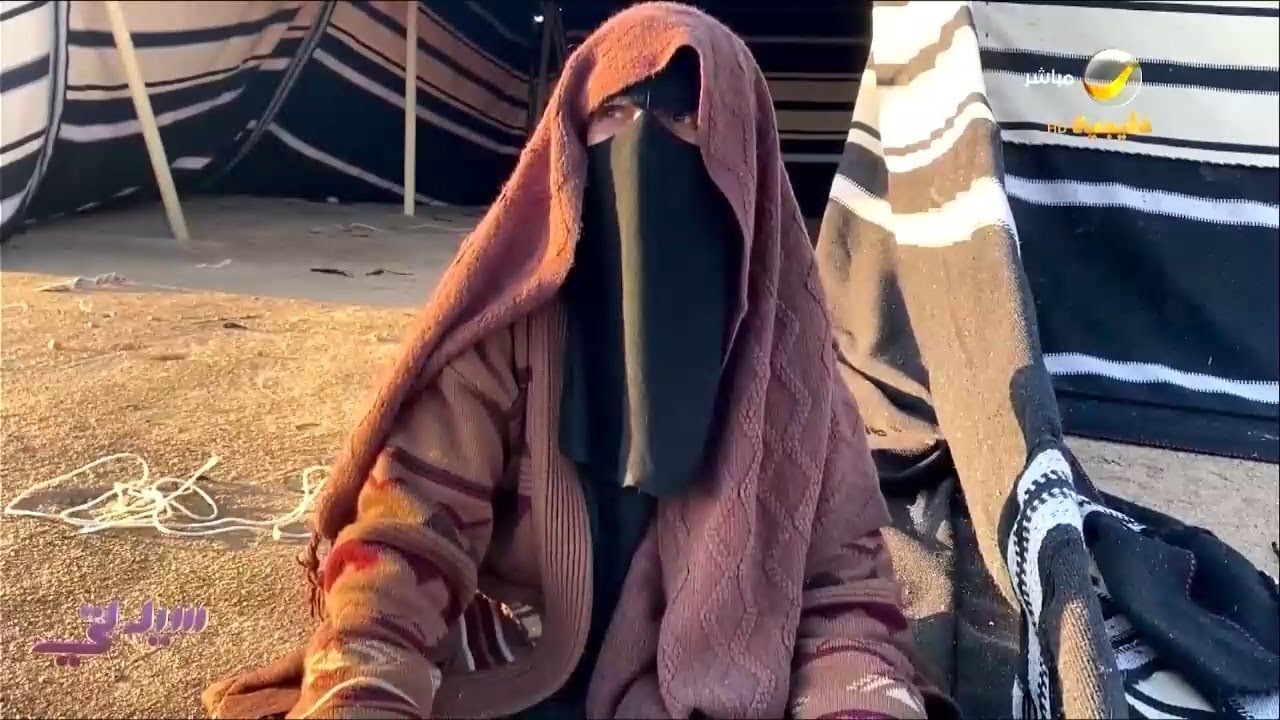 سعوديات يصنعن بيوت الشعر لفصل الشتاء