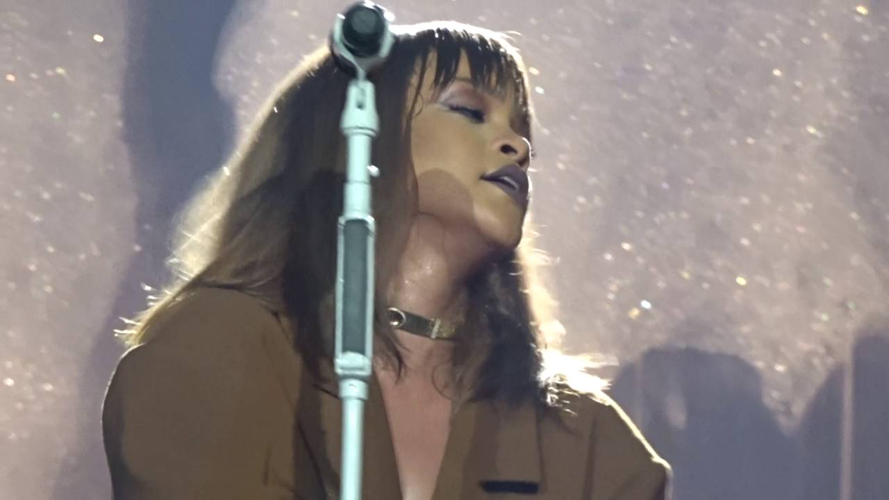 Rihanna - Diamonds (Live in Vienna)