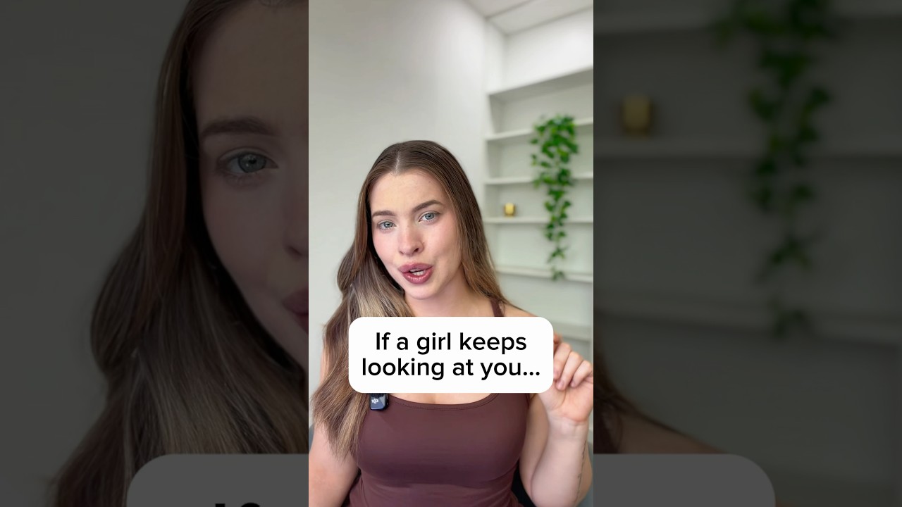 Если девушка постоянно на тебя смотрит… 😯👀 #короткоевидео #мотивация #советыпознакомствам