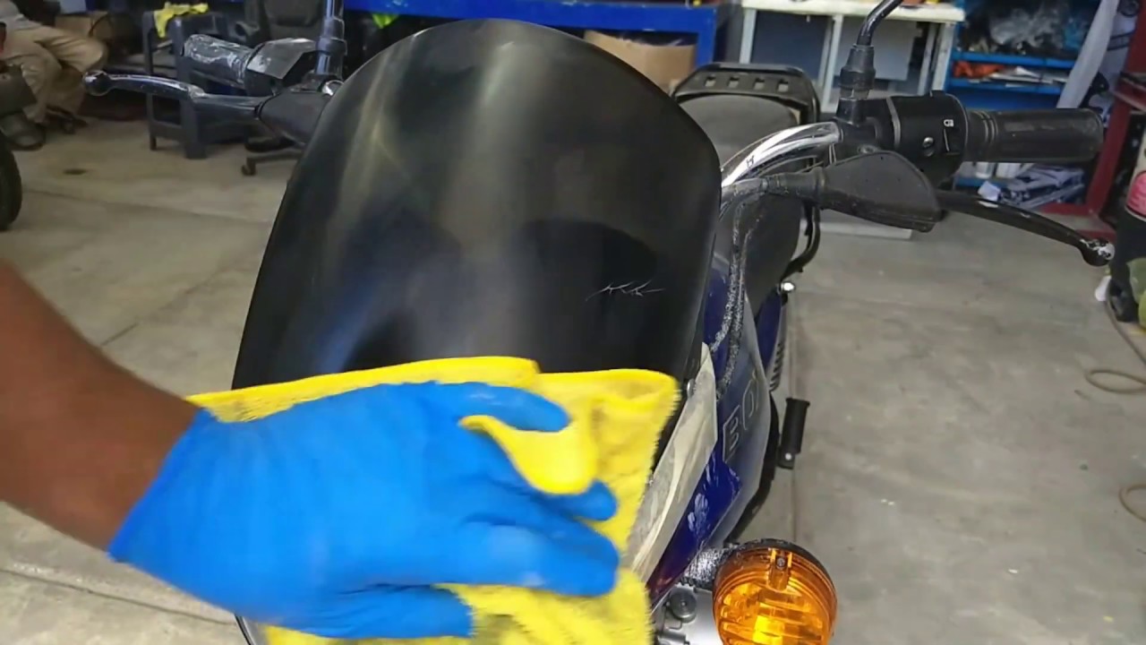 borrando rayas de parabrisas de motocicleta o mica de faring