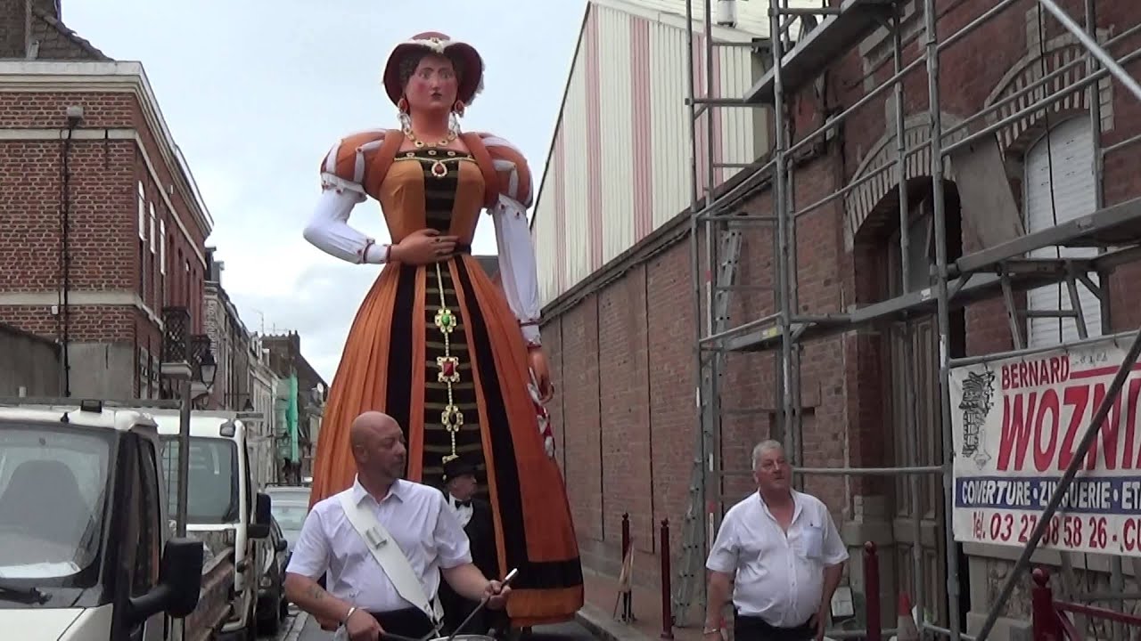 Madame Gayant dans la rue du bloc - lundi 13 juillet 2015