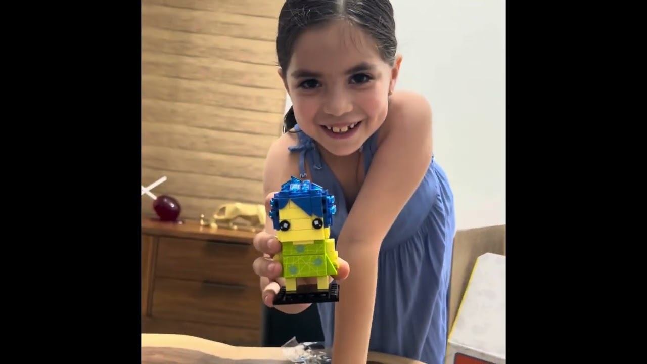 Lomalisa armando un Lego