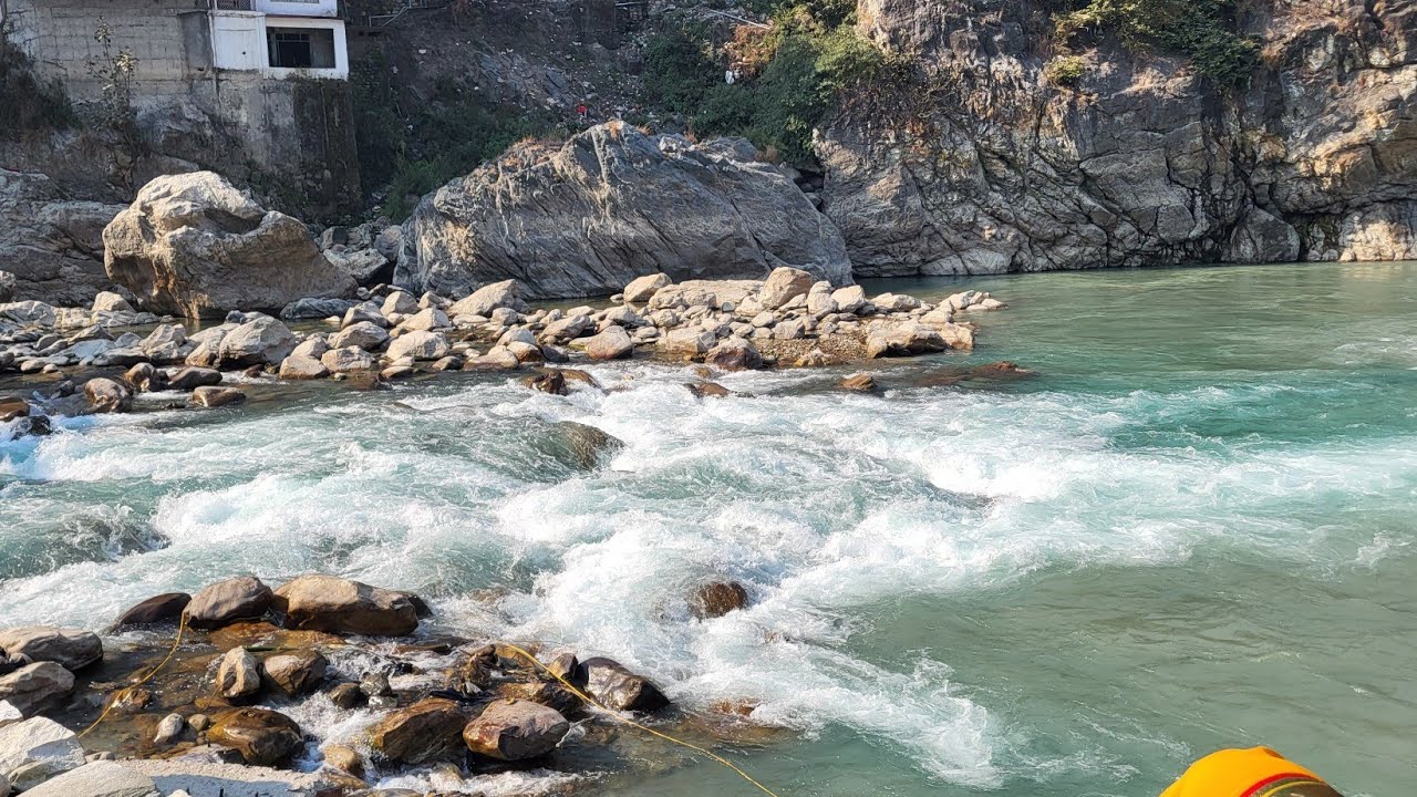 हम कुछ लोगों की नजरों में इतना खटकते हैं