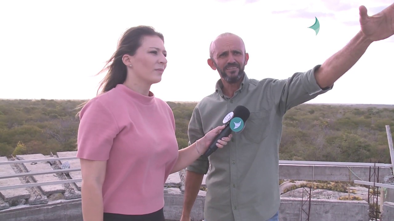 Homem constrói casa de pedra e vive isolado do mundo