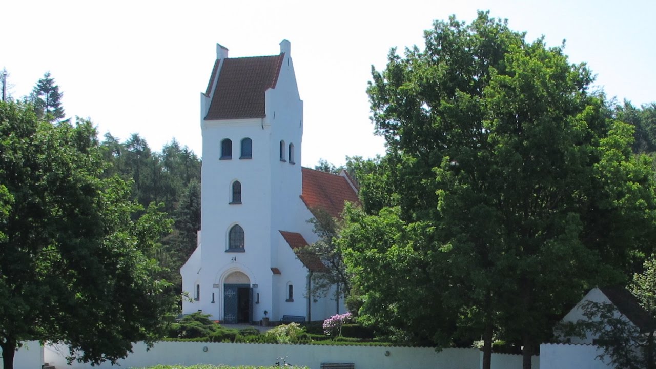 Nivå Kirke ringer til gudstjeneste