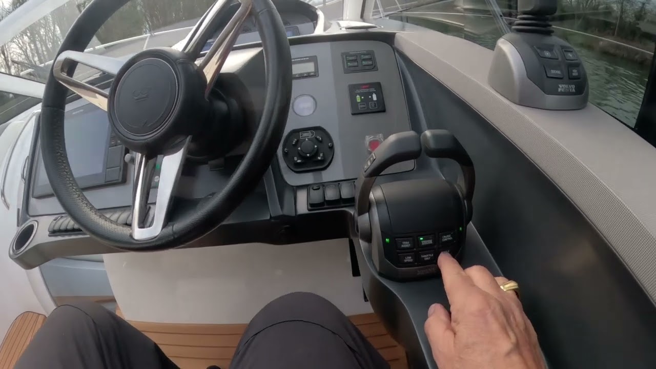 Leaving and Returning To The Dock SINGLEHANDED!