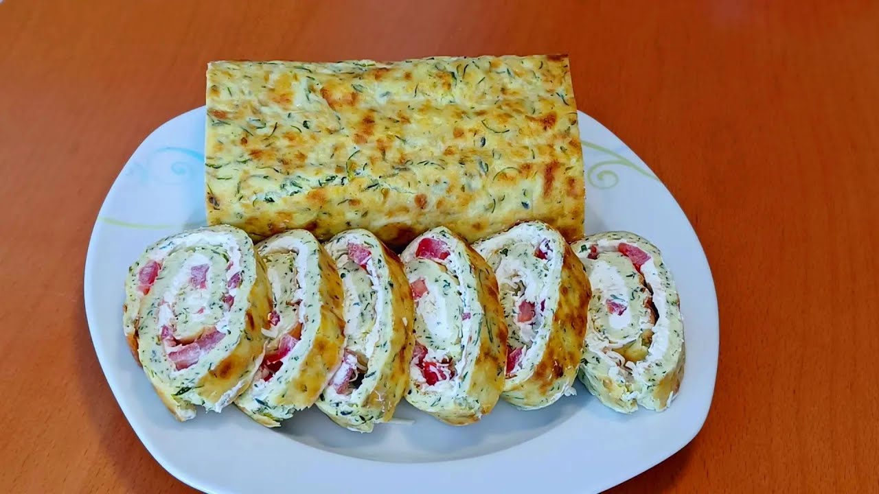 GEBACKENE GEFÜLLTE ZUCCHINI-ROLLE MIT FRISCHKÄSE, KÄSE UND TOMATE - SO GESUND UND LECKER!