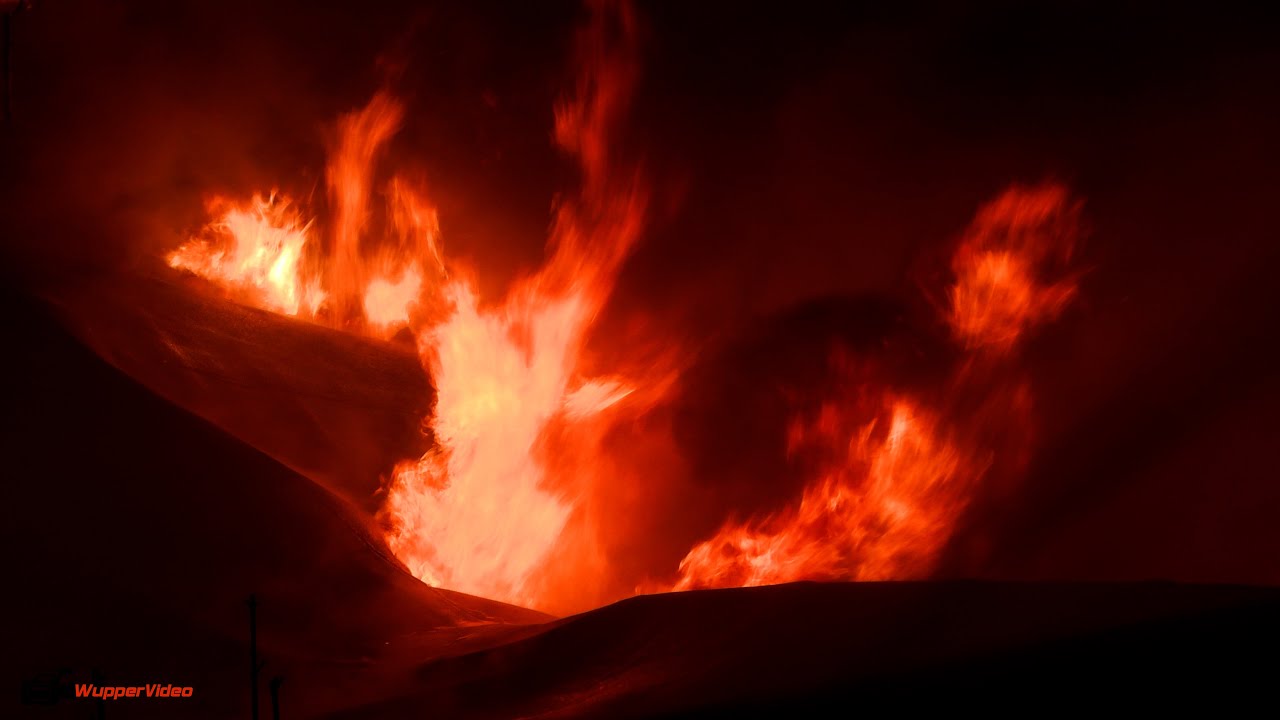 Massiver Lagerhallenbrand in Bergisch Gladbach - 19 Oldtimer werden Raub der Flammen | 17.01.2022