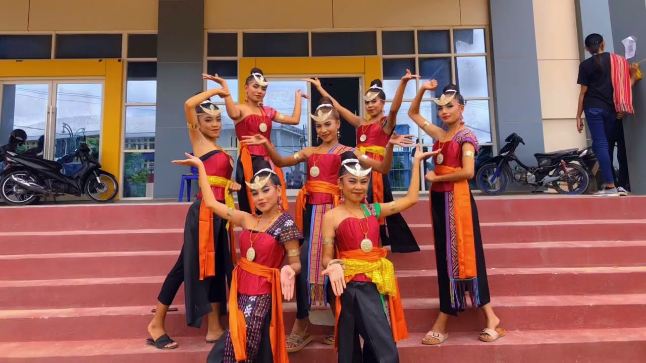Tari Kreasi bidu Feto Hitu - mahasiswa prodi pendidikan musik (Unwira Kupang)