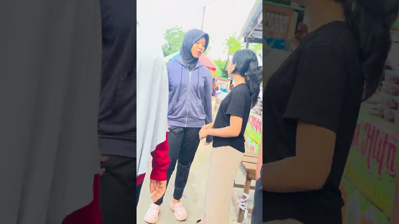 Suasana hari ke empat Bazar Ramadhan di depan Masjid Darussalam Kedamin Hilir Putussibau Selatan... 