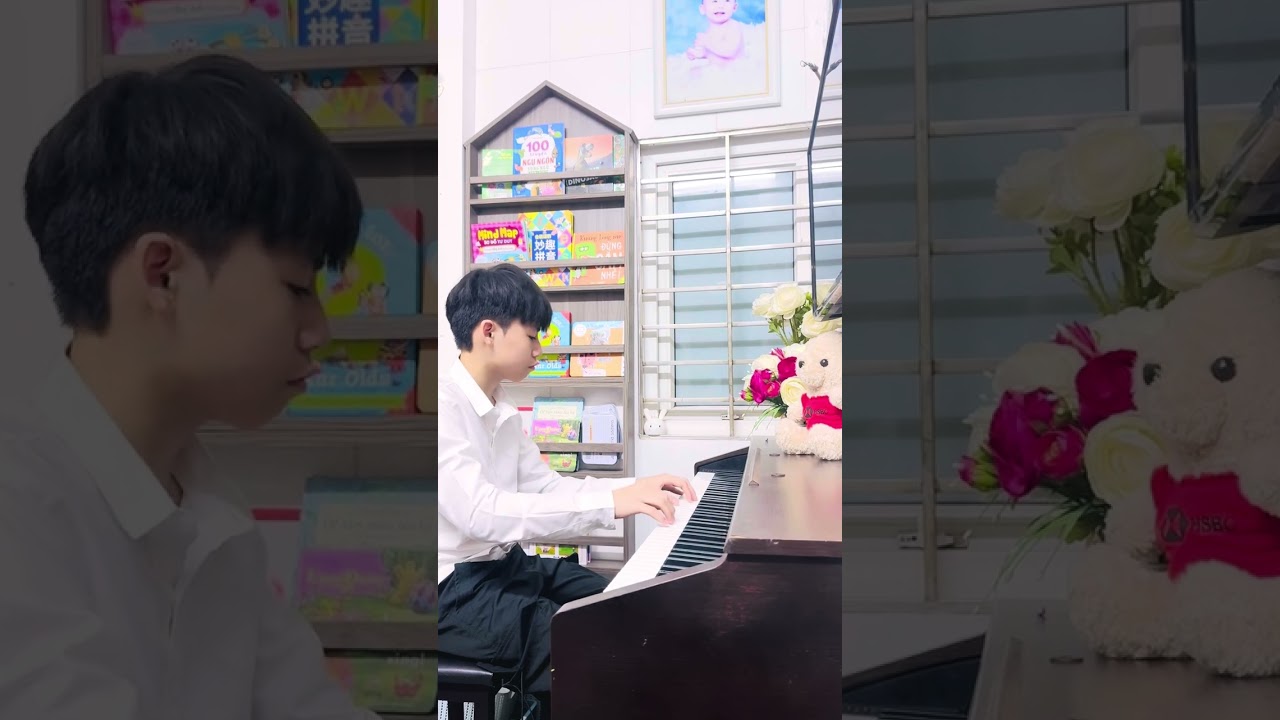 Đức Minh 14y đánh Piano “Nơi này có anh”