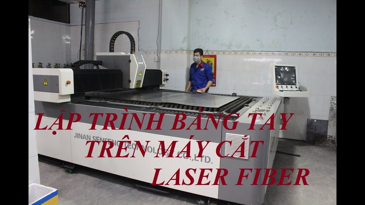 Lập trình bằng tay trên máy cắt laser fiber.
