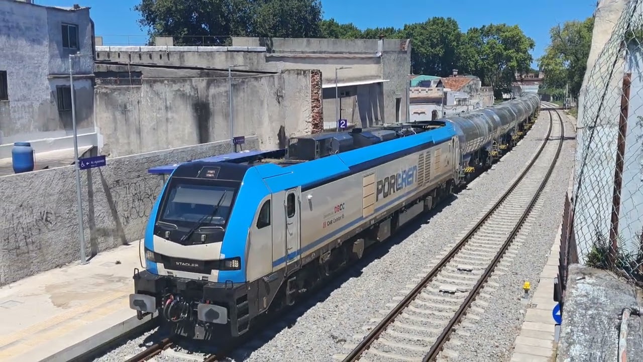 4001 Stadler de PorTren tirando de los tanqueros vacíos. 