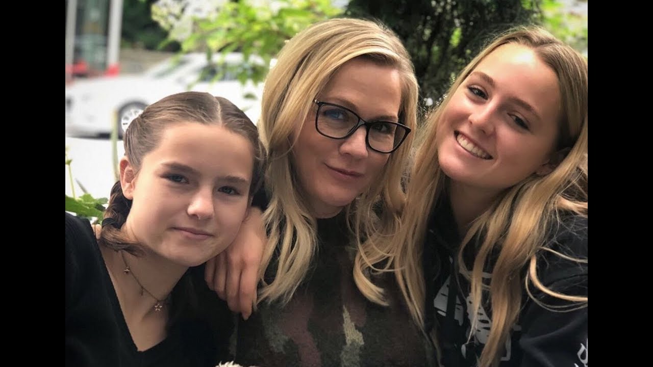 Jennie Garth's Family: Husband, 3 Daughters, 6 Siblings, Parents