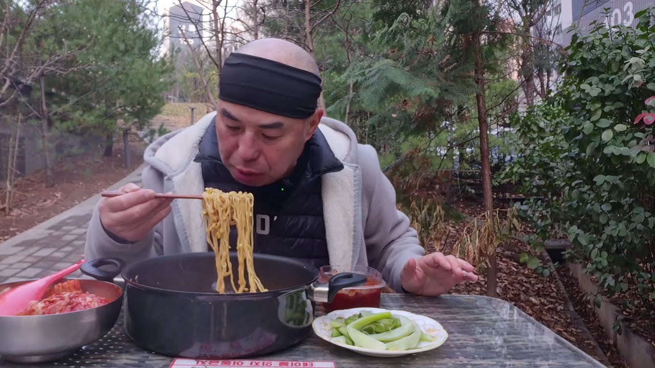속이뻥!!홍합과 콩나물 육수낸 다음 라면~냄새 맡고 댕댕이가