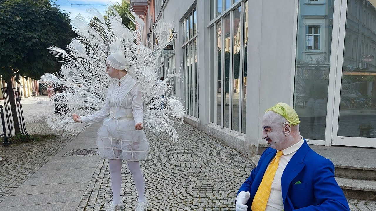 BuskerBus 2021: Astronauts Theatre in Zielona G&oacute;ra [living statue]