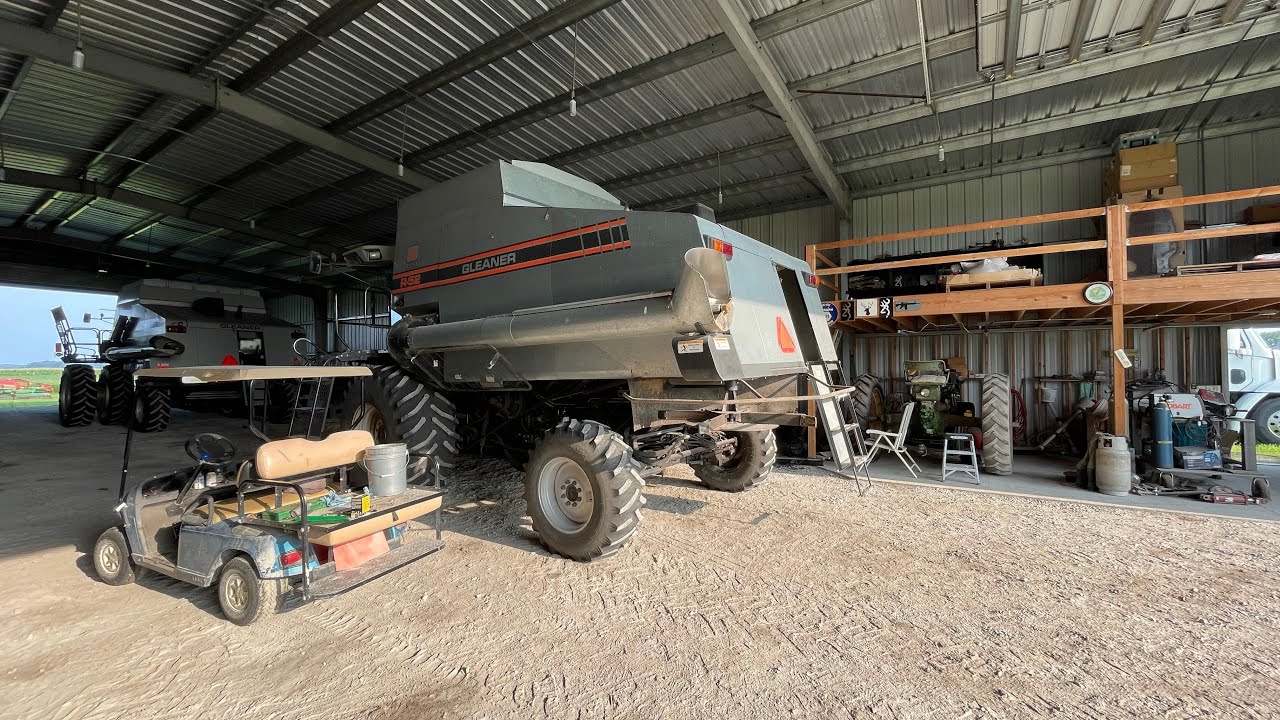 Gleaner R52, general maintenance/service.