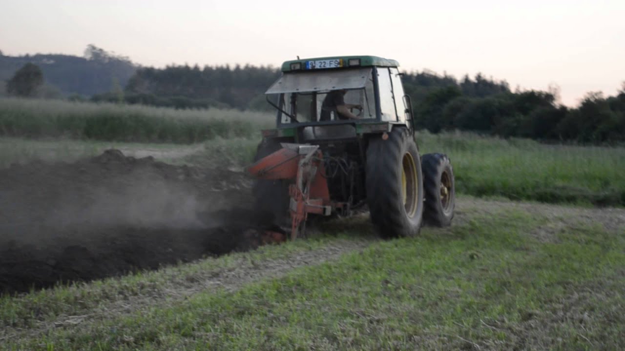 John Deere 2400 a lavrar