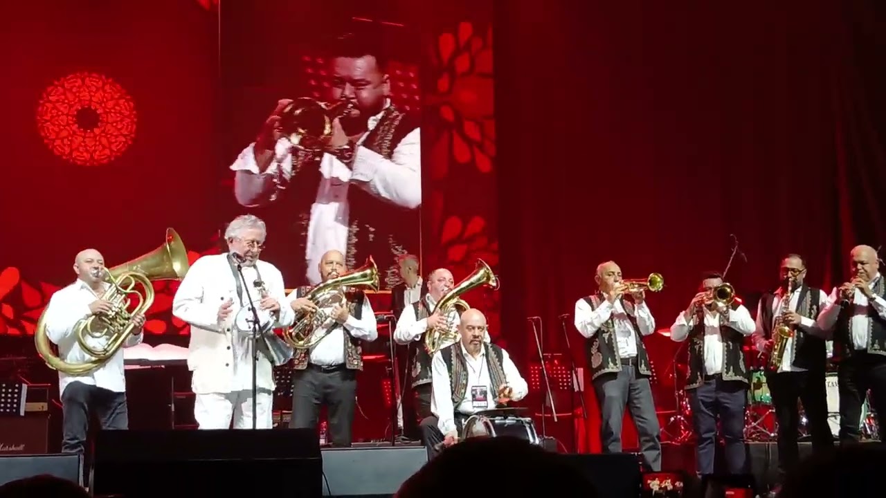 OVIDIU LIPAN ȚĂNDĂRICĂ și fanfara 10 PRĂJINI, la concert, ian.2026, la Sala Palatului    