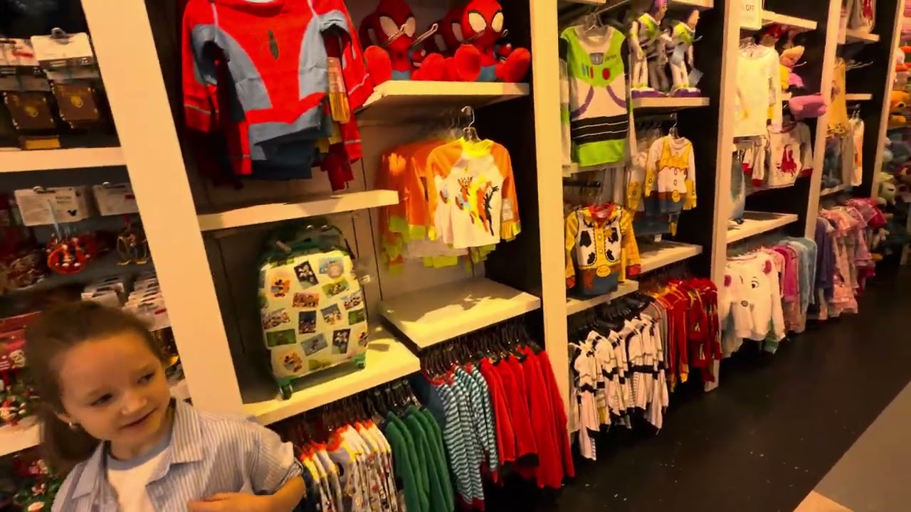 Ребёнок в Disney Store 😱 Игрушки и цены в США — ШОК! 