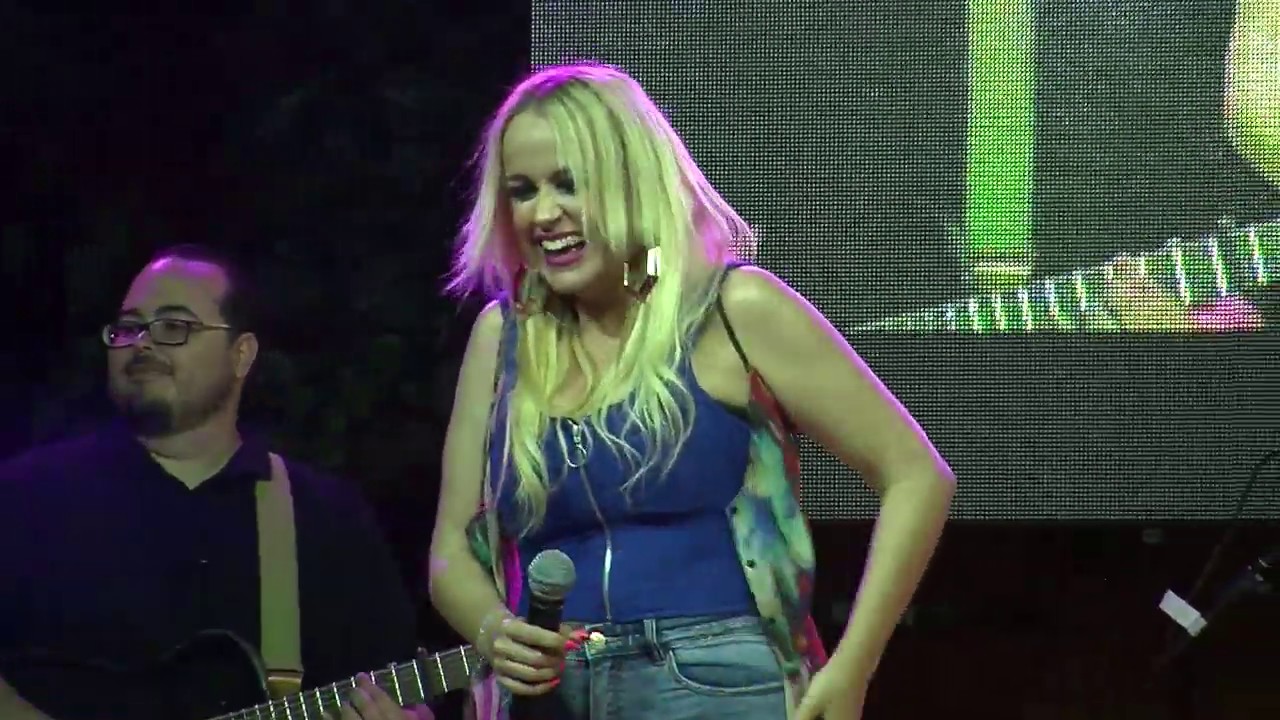 La Húngara en Concierto - 2019 - Déjame Volar, La Niña Bonita, Te como tu cara, a mi madre....