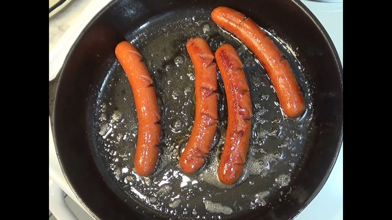 Приготовление хот-догов на чугунной сковороде