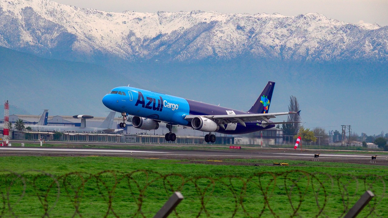 9 minutes of plane spotting at Pudahuel [SCL] airport.