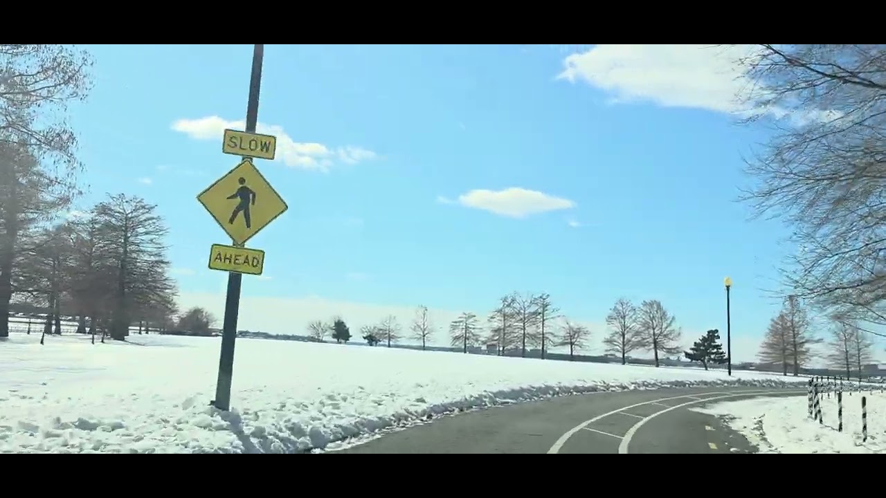 A completely frozen East Potomac Park Drive)పూర్తిగా గడ్డకట్టిన ఈస్ట్ పొటోమాక్ పార్క్ డ్రైవ్)E03