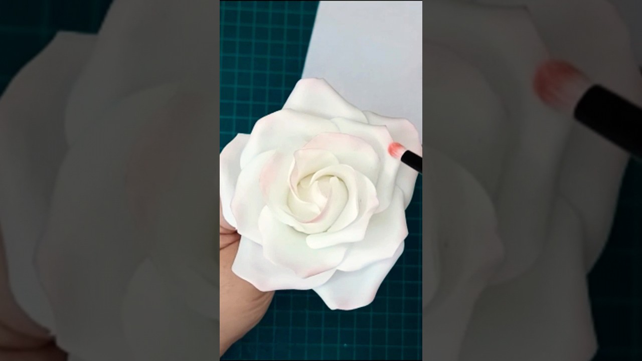 C&oacute;mo hacer una rosa en pasta de goma o #fondant #sugarflowers #cakedecorating