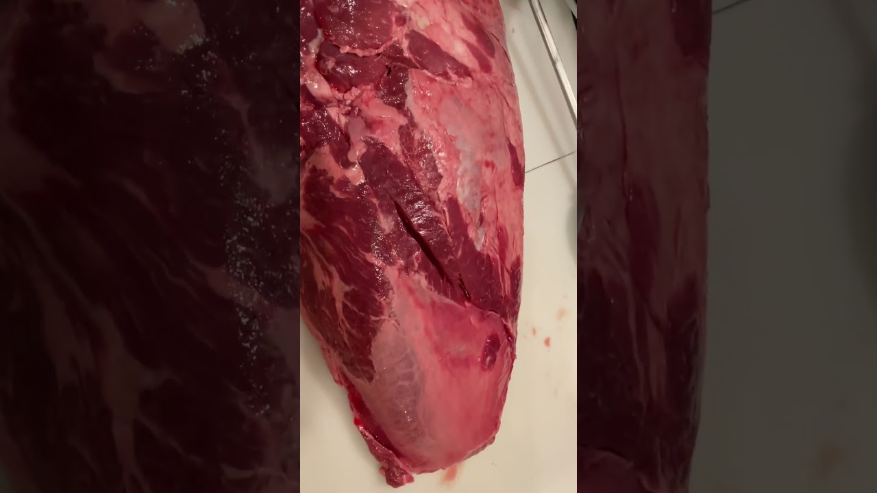 Говяжья лопатка 🐮🔪#шорты #мяснаяпереработка #мясник