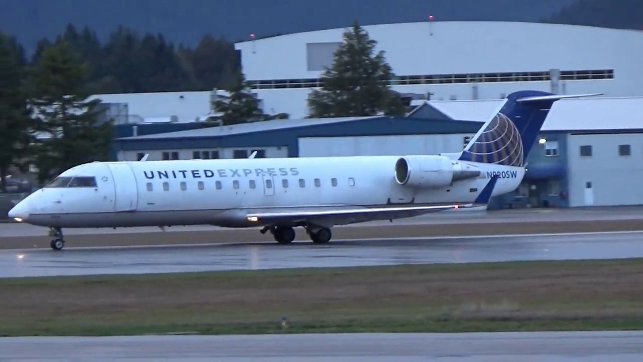 FINAL FLIGHT | United Express CRJ-200 Landing and Takeoff at Victoria Airport