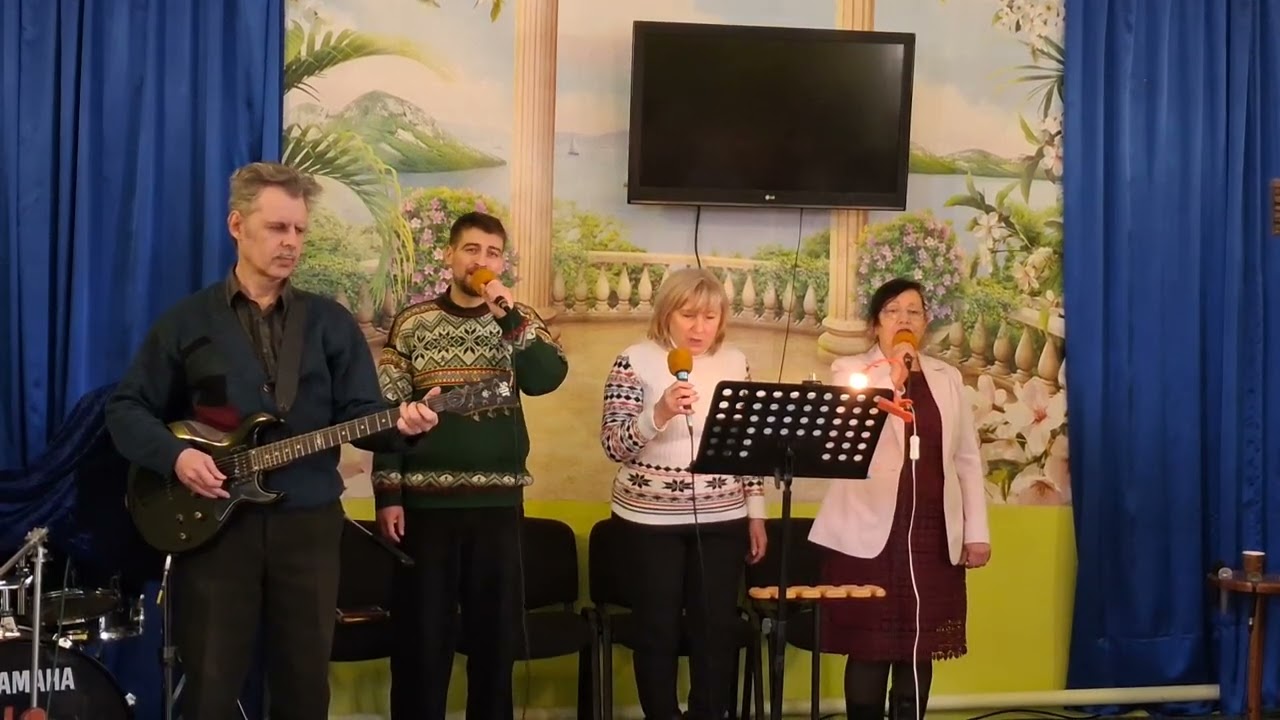 Я опускаюсь на колени