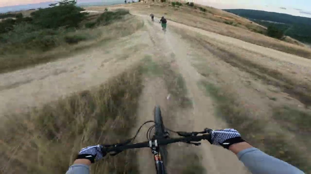 Kanalka enduroto do tumbe kafe.