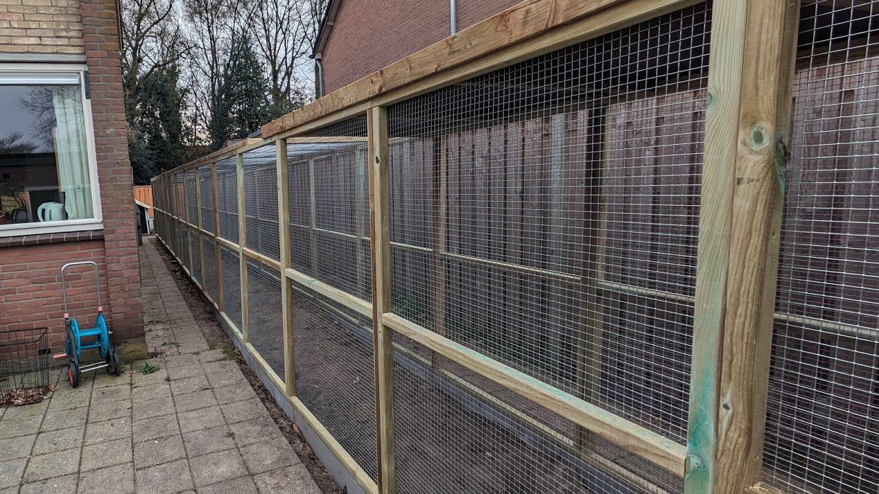 Kippenren maken: kippenhok met ren van 19! meter geplaatst