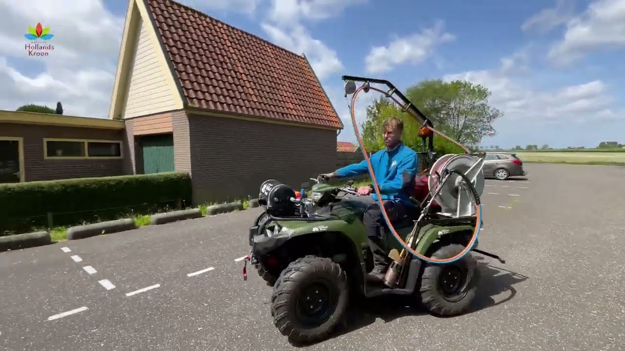 Speciale anti-onkruid-quad trekt veel bekijks.