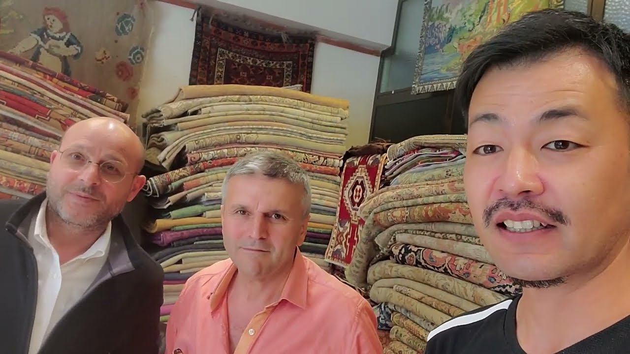 【絨毯クエスト番外編③ トルコ 再びイスタンブール】小さめのトライバルラグ（玄関マットサイズ、座布団サイズ、遊牧民の小物類）。宿泊中のホテル近くで偶然素敵な絨毯屋さんを発見しました。