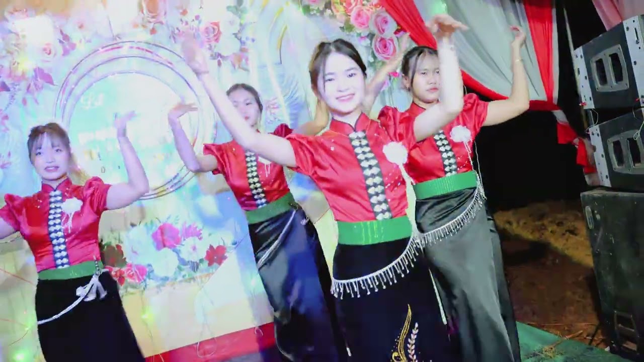 CÁC THIẾU NỮ BẢN LƯƠI LÀ MÚA ĐIỆU LĂM TƠI