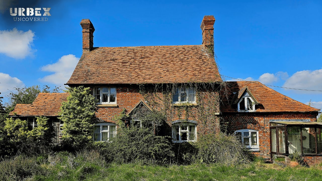 Abandoned House FROZEN IN TIME - Creepy Taxidermy Fox Head Found - Owners Mysteriously Vanished!