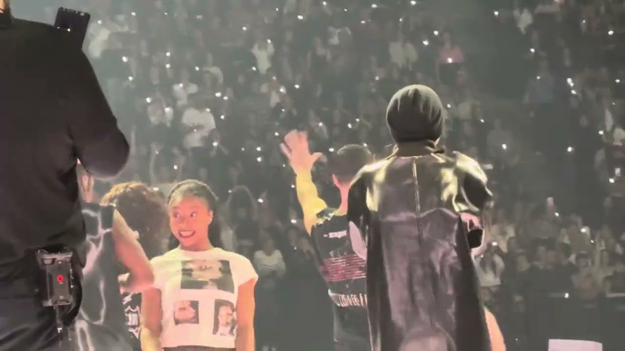 Lady Gaga live « How Bad do you want me » in Paris