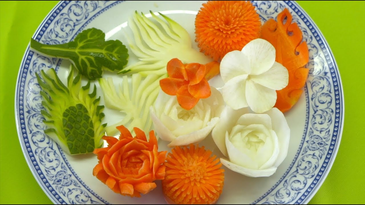 THAILAND: Carving fruit